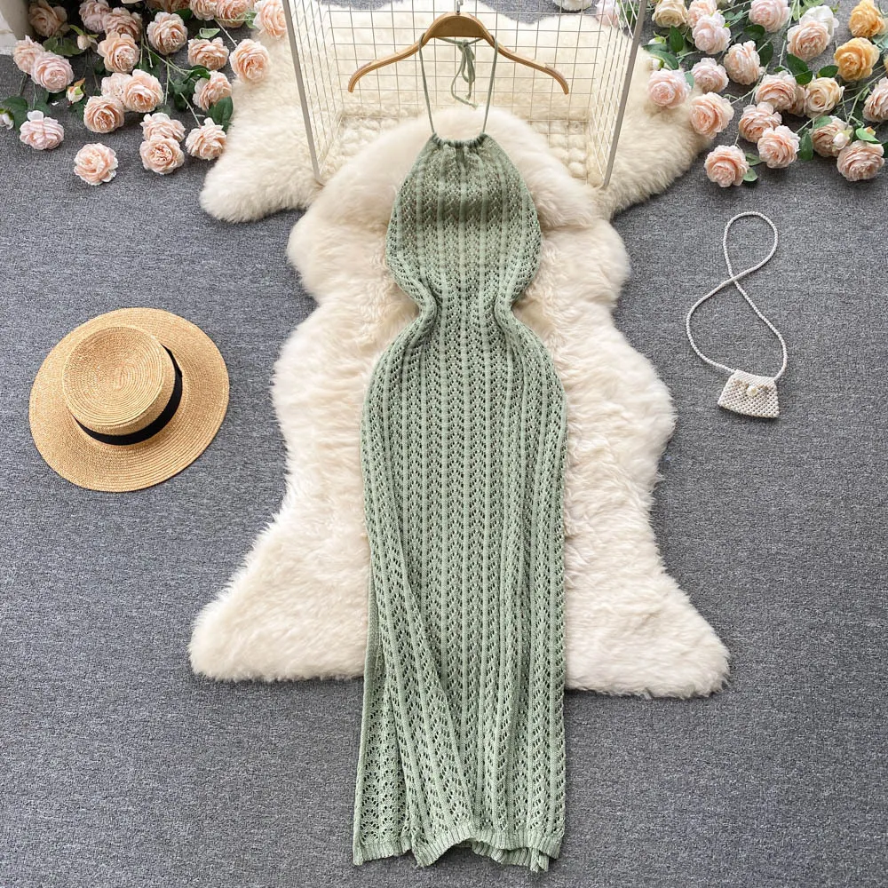 A niche design that exudes a sense of luxury and socialite temperament. A sleeveless hollowed out knitted dress with a neckline. A women's slim fit slit holiday dress