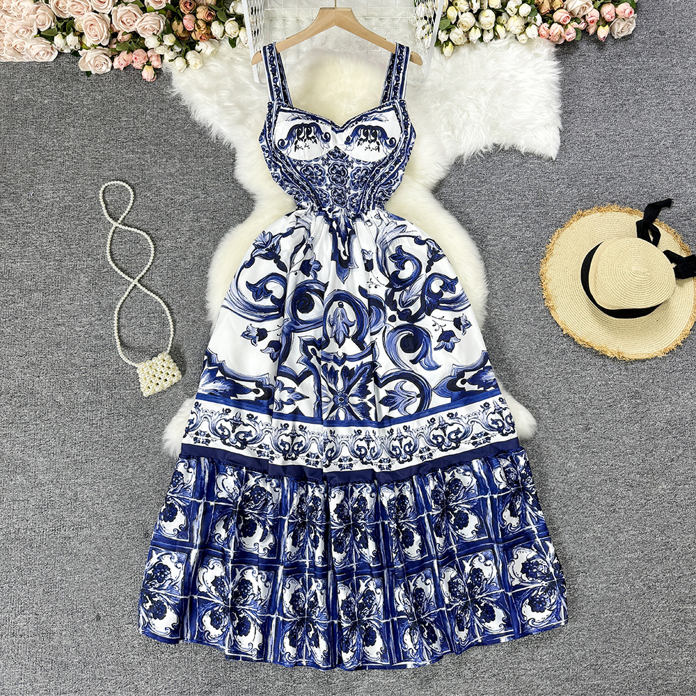 Bohemian style printed camisole dress for women in summer, with a luxurious and light luxury vibe. A waist cinched and elegant long skirt with a large swing