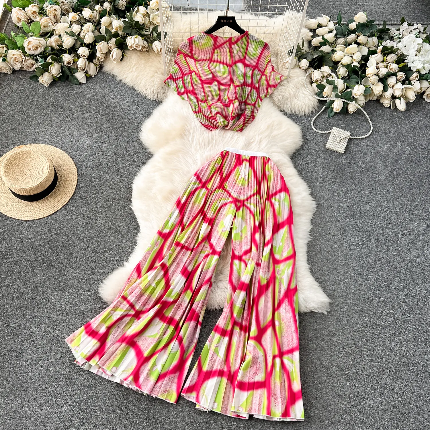 Celebrity style high-end suit for women's heavy industry with pleated short sleeved T-shirt design, printed high waisted wide leg pants two-piece set