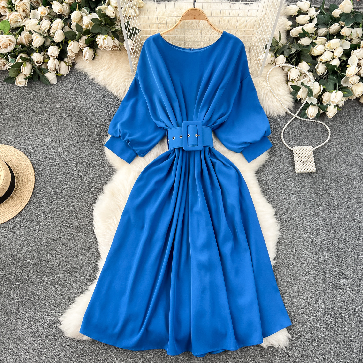 Light and mature style, wearing a sophisticated round necked Chinese pleated waist, slimming and loose fitting bat sleeved haute couture dress