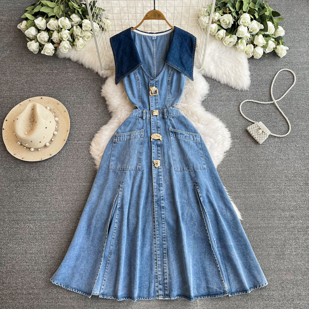 Contrasting color hollowed out waist and sleeveless denim dress for women in summer, with a slim waist and a cool and stylish split cut denim long skirt