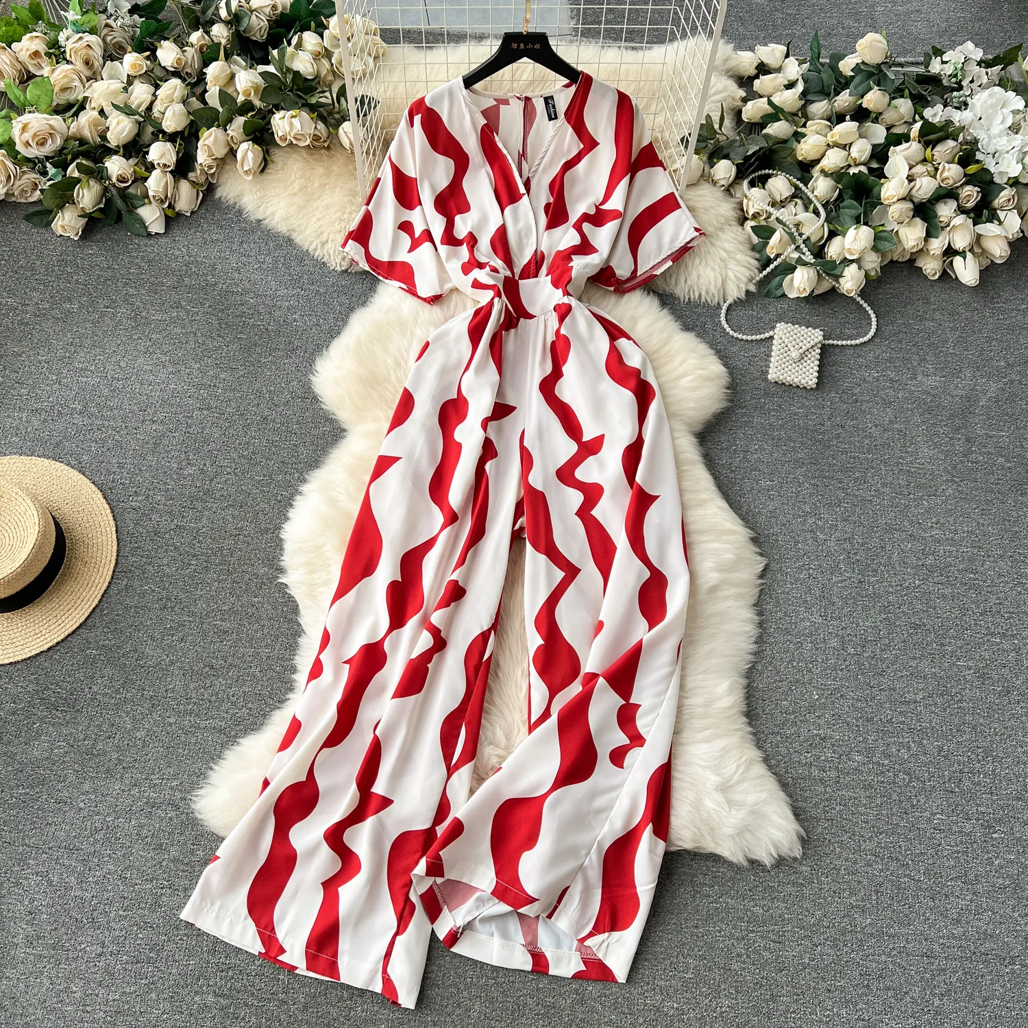 European and American Instagram vacation style jumpsuit, feminine V-neck, waist up, slim and long design, printed straight leg wide leg pants