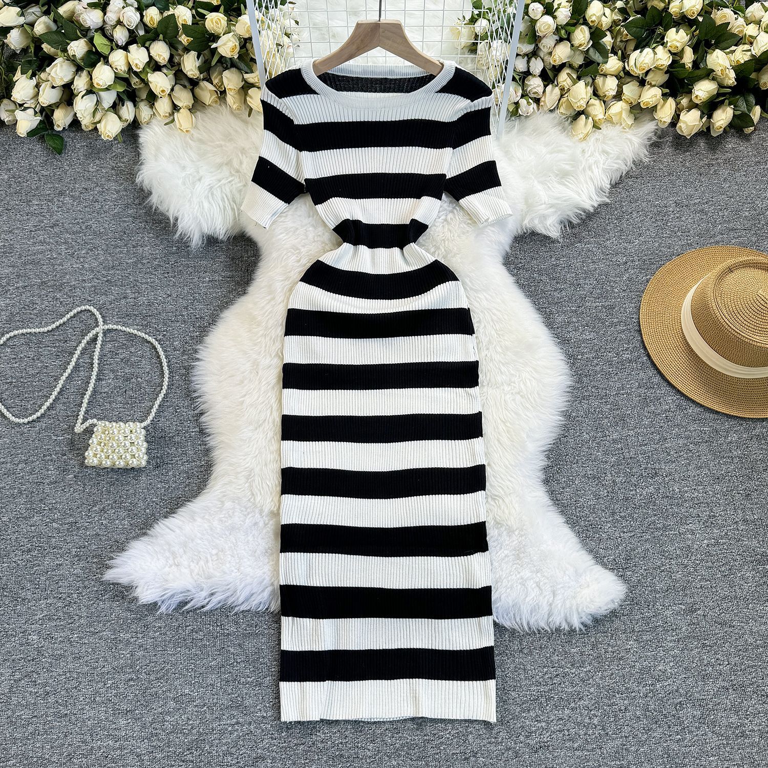 Classic minimalist round neck short sleeved black and white striped knitted dress for the summer of 2024, slim fit and slimming effect, medium length skirt for women