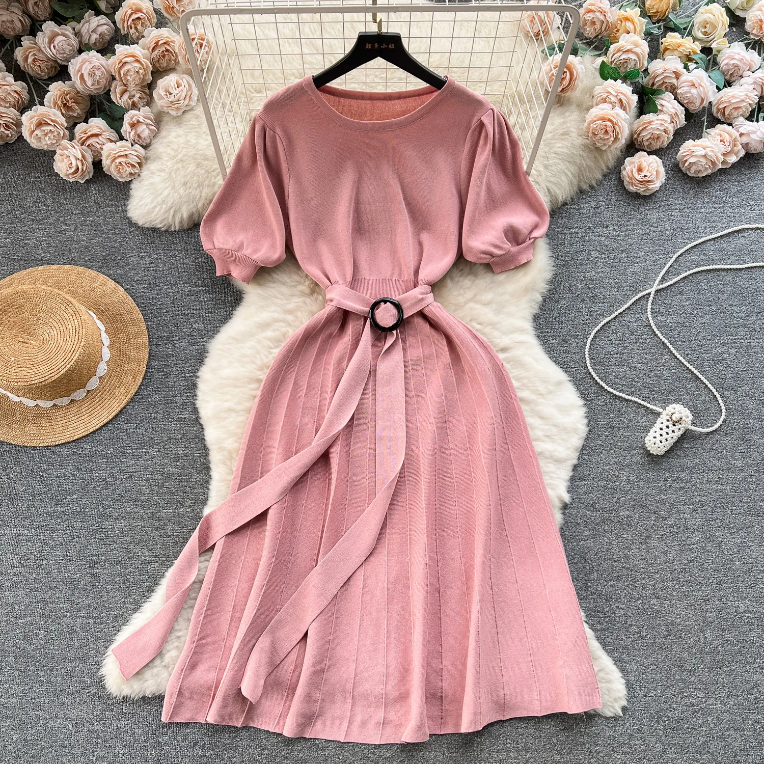 Korean version of women's clothing 2024 early spring new gentle style, age reducing bubble sleeves, waist tightening, slimming effect, medium length knitted dress