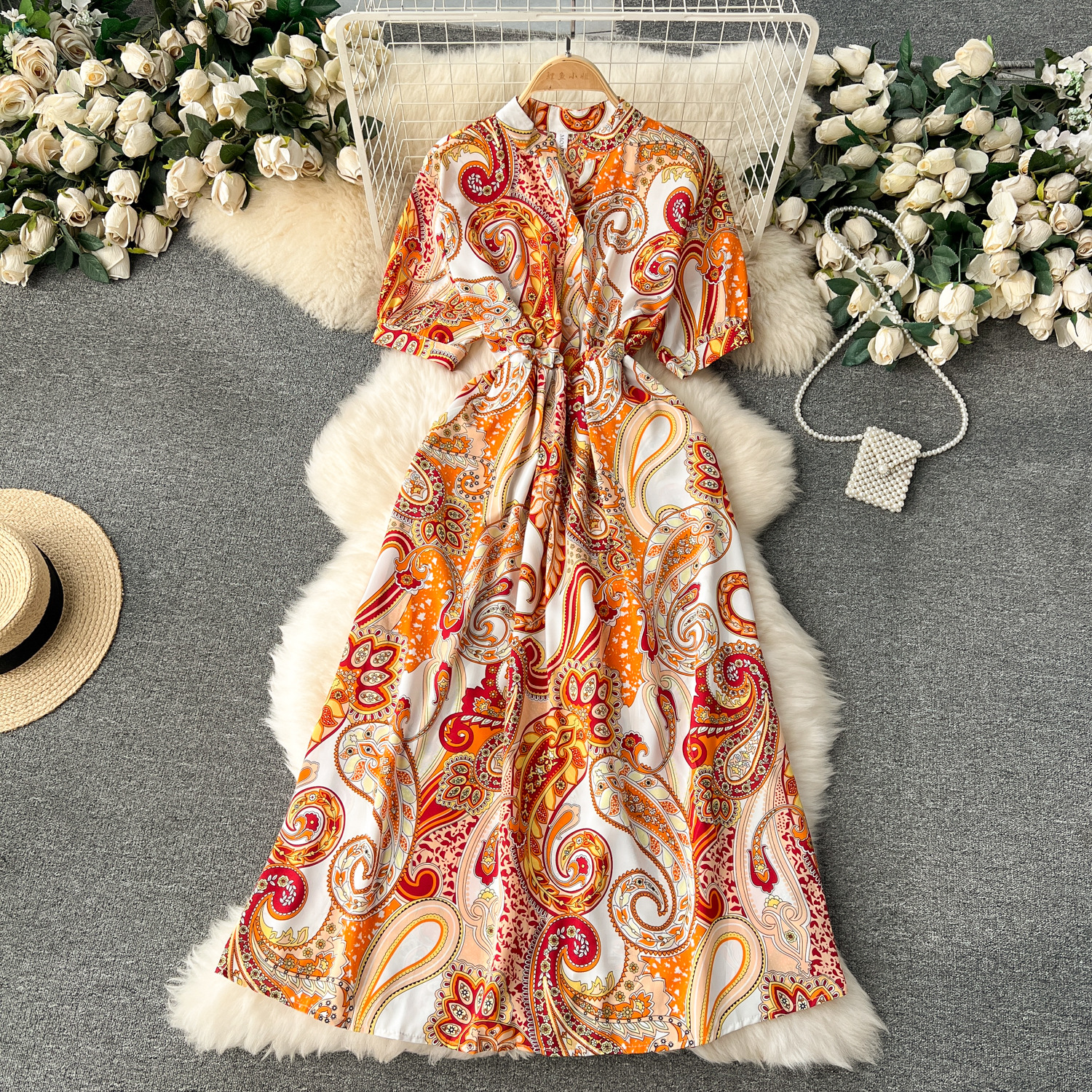 European and American style holiday dress design with a retro print that wraps around the waist and slims down. Mid length spring women's temperament dress