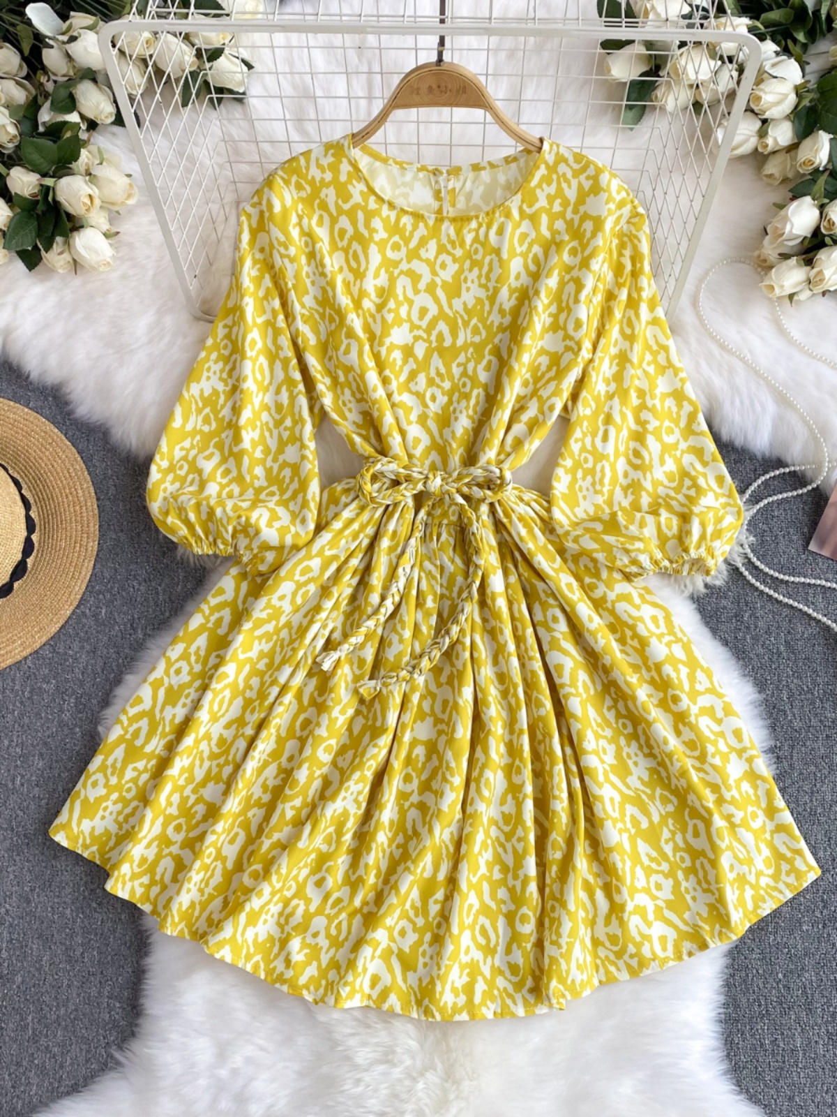 European and American style dress, female niche, high-end feeling, round neck lantern sleeves, waist cinched printed skirt, fashionable vacation beach skirt