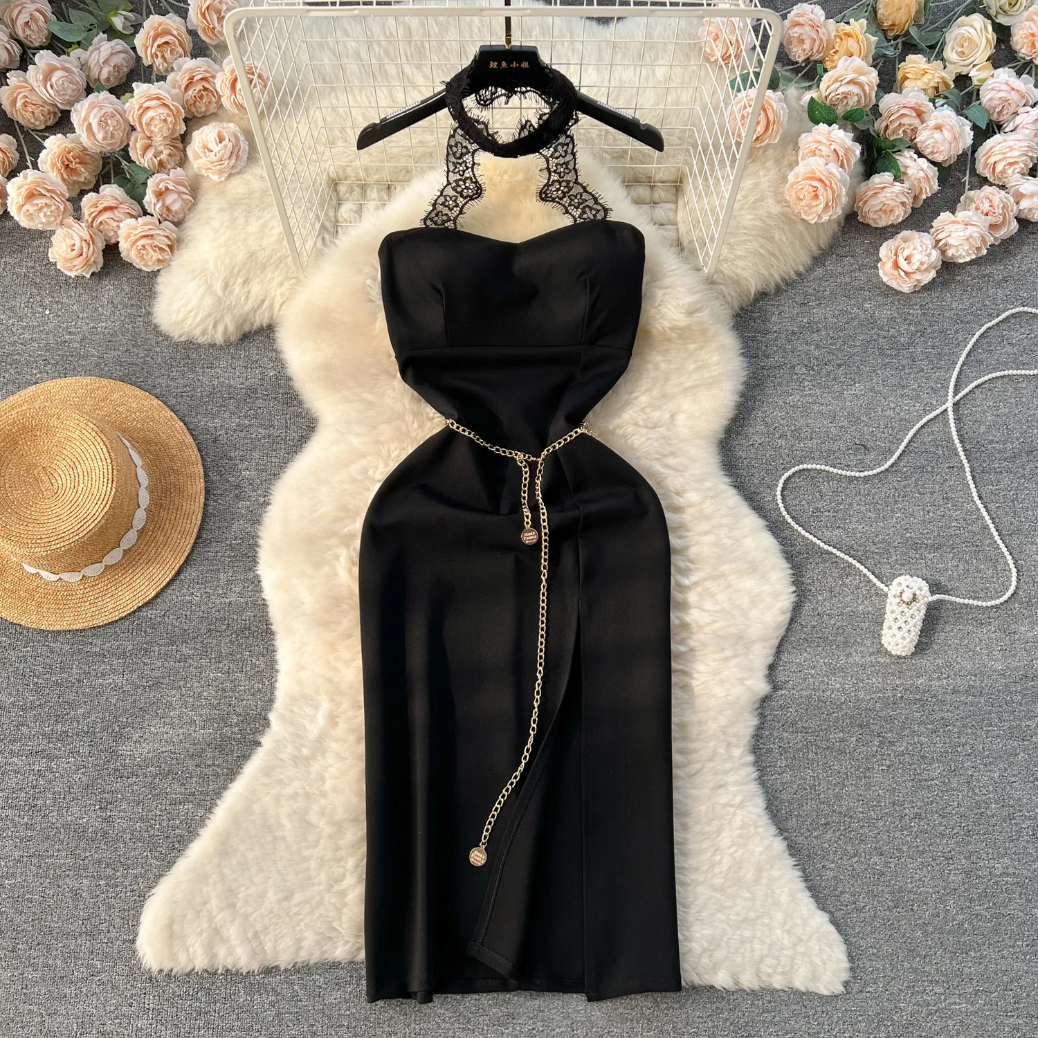 High end and elegant dressing for ladies, slim fitting mid length version with knee length slit design, lace neck hanging dress with a sense of sophistication