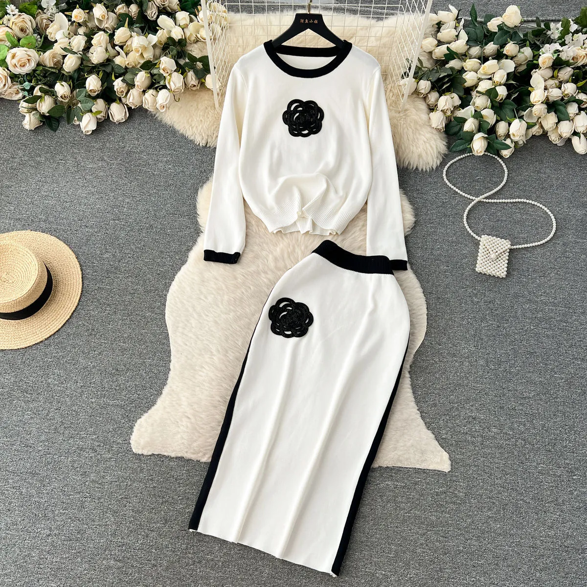 Autumn and winter contrasting color design feeling round neck loose long sleeved T-shirt+high waist slimming mid length skirt two-piece set