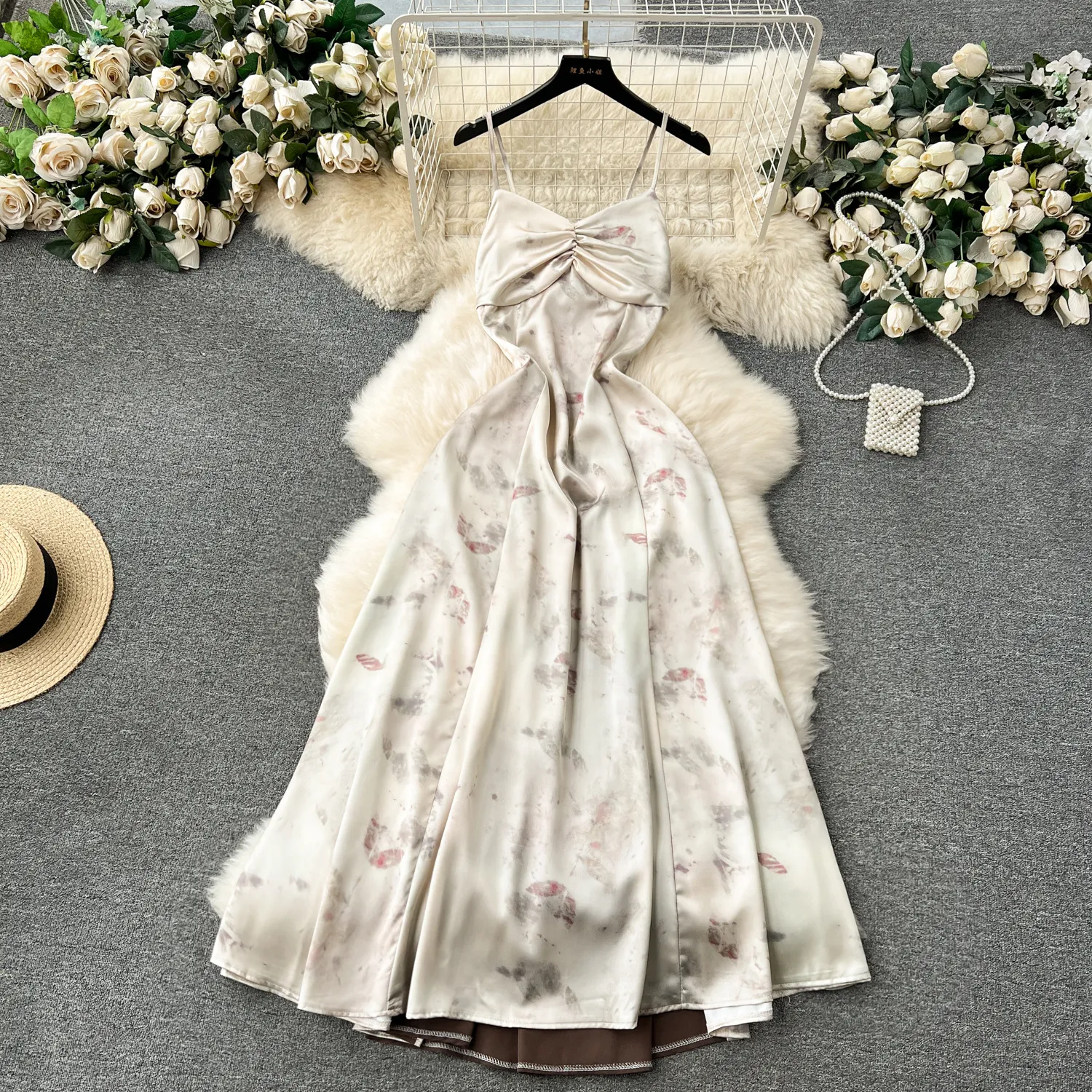 French retro high-end color contrast splicing heartfelt binding with waistband to show slimming temperament, long edition vacation suspender dress