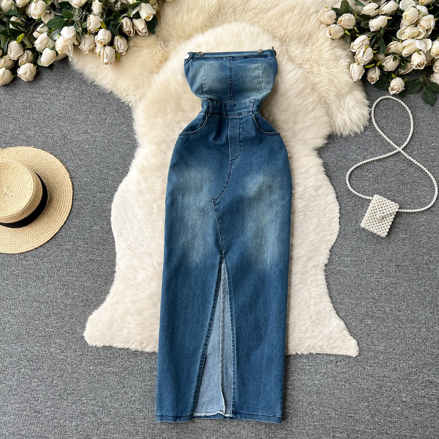 One shoulder strapless denim dress for women in spring and summer, with a stylish waist and sexy split, retro style, and a trendy skirt that covers the buttocks