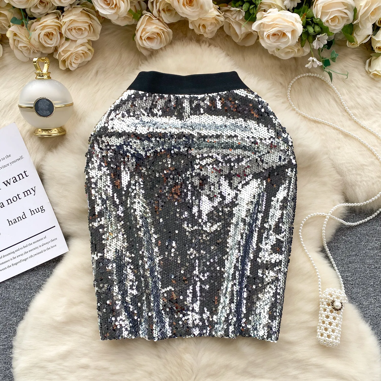 Light luxury and high-end Bilibili sequin half skirt, versatile and versatile for women in all seasons. High waisted, slim and hip wrapped A-line skirt