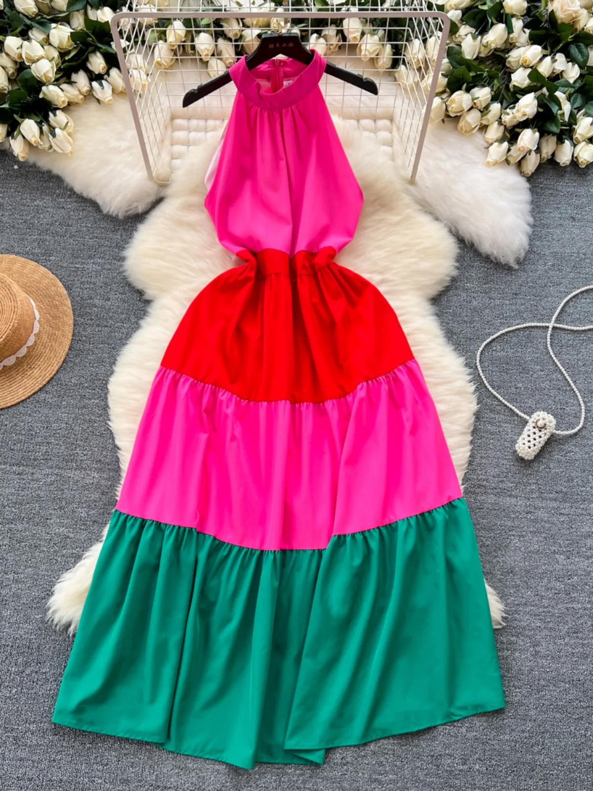 Tourism and vacation style dress for women, French style, unique and niche. Sleeveless neck hanging, color blocking, high waisted, slim and elegant beach skirt