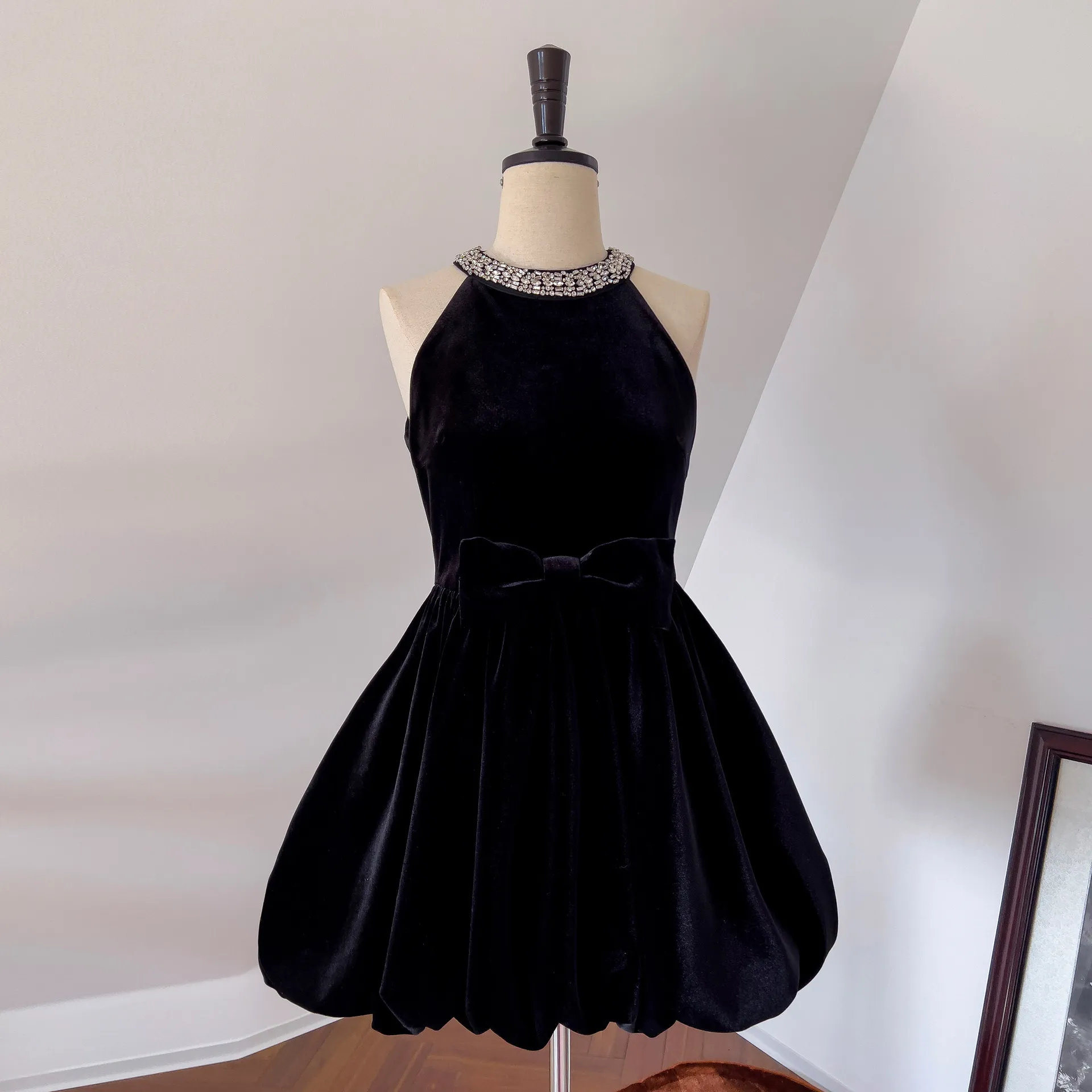 French Retro Style Celebrity Hanging Neck Water Diamond Black Velvet Slim Fit Skirt Dress 68359