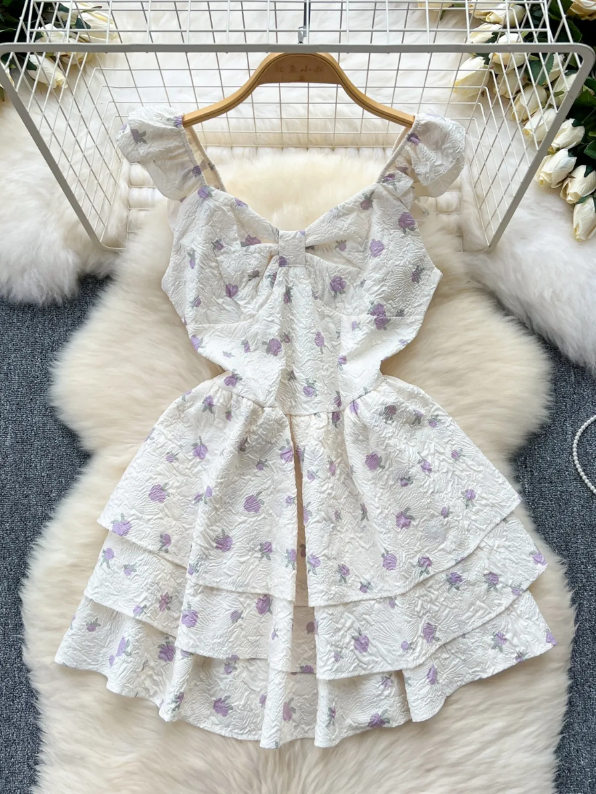 Sweet and fluffy dress for a small summer date wearing French flying sleeves, floral fairy dress, princess dress