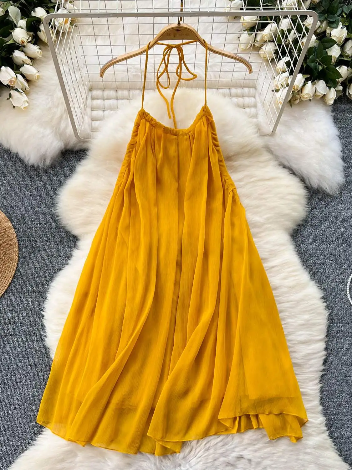 Yellow vacation dress for women to wear in summer, beach skirt for beach, elegant and elegant, with a backless hanging neck and suspender short skirt