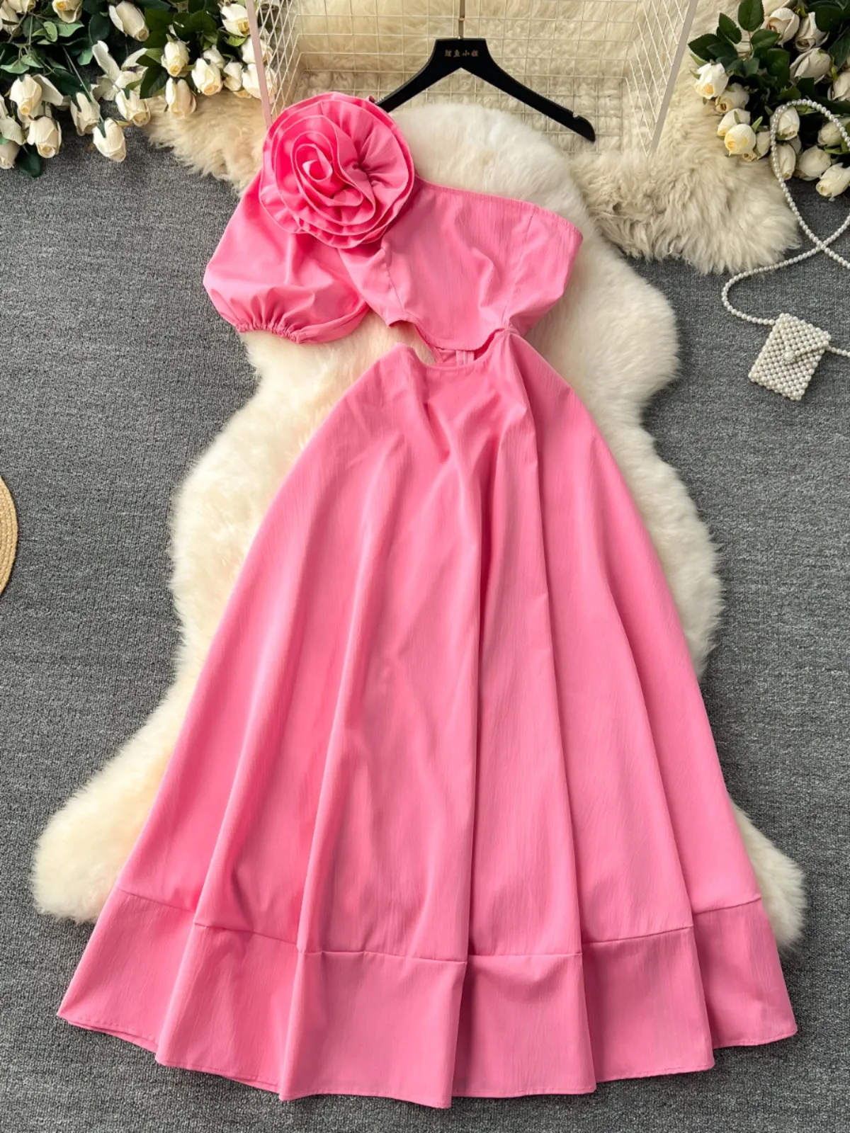 Celebrity temperament, birthday party, dinner party, small dress design, three-dimensional flower heart trick, hollowed out bubble sleeve dress