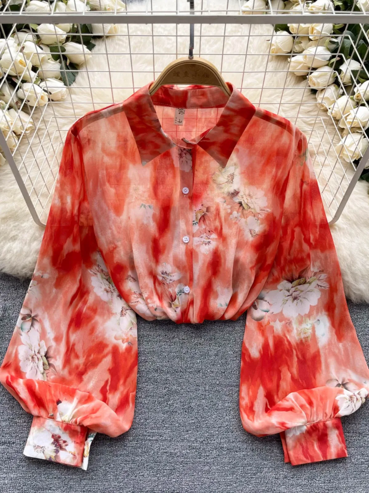 Commuter versatile shirt for women in spring/summer 2024, slim design, printed, loose fitting, age reducing, fashionable long sleeved shirt top