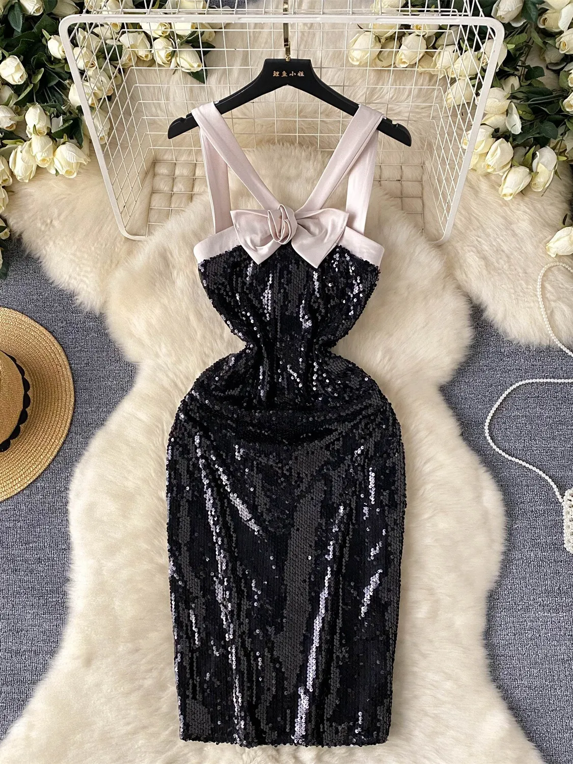 Light luxury European and American style camisole dress for women with summer sequin bow design, niche buttocks, pure desire, spicy girl dress